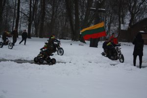 Beižionių jaunieji šauliai vėliavą į miesto aikštę atvežė motociklais