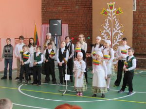 Dainuoja Pastrėvio mokyklos mokiniai
