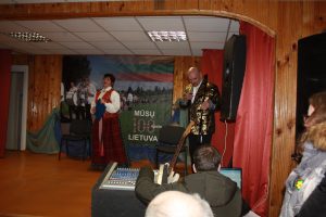 Kazokiškių renginių organizatorė J. Cesiūnaitė šventės dalyviams pristato atkurtos Lietuvos dainių A. Vilčinską
