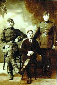 1931 metų nuotraukoje sėdi Juozo tėvelis Boleslovas su broliais šauliais