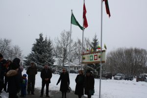 Vėliavos pakėlimas Beižionyse. Kalba tarybos narė Laimutė Ablingienė