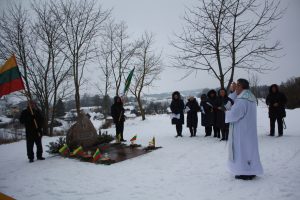 Paminklą žuvusioms aukoms 1944 metais Semeliškėse pašventino Kietaviškių klebonas A. Tarasevičius