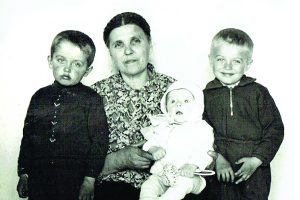 Močiutė Marijona su anūkais. Gintaras ant močiutės kelių