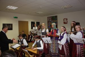 Kompozitorė ir Vievio meno mokyklos mokytoja Liauda Vaitkūnaitė (stovi centre su kanklėmis) šimtmečio jubiliejui sukūrė kūrinį orkestrui ir vokalui „Ąžuolas Lietuvai“, diriguoja E. Vedeckas