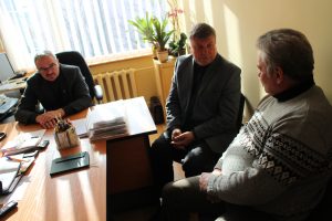 Beižioniškiui Vytui Ratkevičiui niekas nepadeda išspręsti įsisenėjusios bėdos – sutvarkyti kelią į Būriškių kaimą, iš kurio jam per savaitę du kartus pas gydytoją tenka vežioti neįgalią žmoną. Paskutinė viltis – Seimo narys.