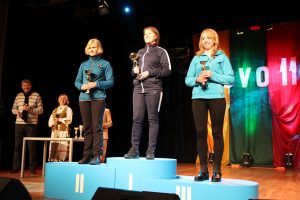 1974 m. ir vyresnių grupės nugalėtojos: Liudvika Tichonova iš Trakų (I vieta), Galina Jorudienė -stovi ant pirmos vietos pakylos (II vieta) , Vijolė Kaulavičienė (III vieta)