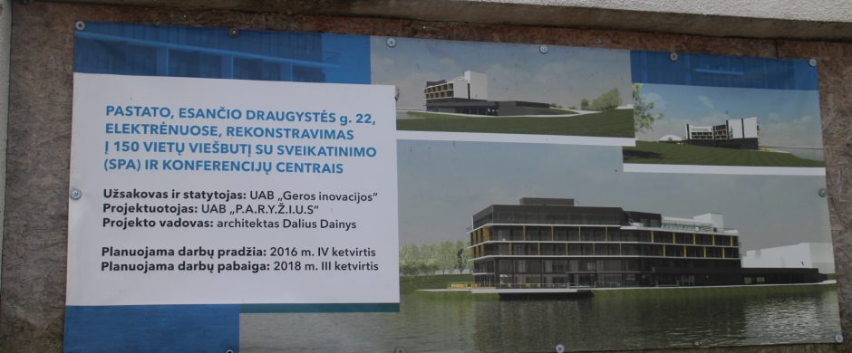 „Poseidono“ rekonstrukcija turėjo būti užbaigta šiais metais, rodo plakatas ant pastato sienos