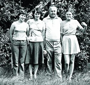 Liudmila (pirma iš kairės) su seserimis ir tėčiu