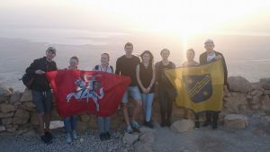 Užlipę į Masados kalną iškėlėme Elektrėnų savivaldybės ir Lietuvos istorinę vėliavą