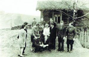 Česonių giminė tėvų sodyboje Karkučiuose. Tėvas Bronius dešinėje, šalia sūnus Bolius