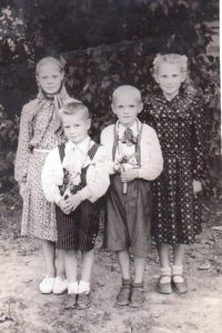 Ona Rasutė su broliuku Vytautu (dešinėje) ir kaimynais Onute ir Vaclovu Lipsevičiais