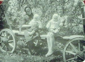 Vanda Umbrasienė, jos mama Honorata ir vaikai Vitas ir Vida