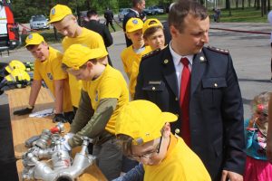 Gaisrinių žarnų movų sujungimo užduotis. Dešinėje E. Ščerbavičius