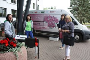 Dėl krūties vėžio Elektrėnuose patikrintos 67 moterys. Visuomenės sveikatos biuro specialistės Ieva Jarašienė ir Jurgita Pašvenskaitė (kairėje)