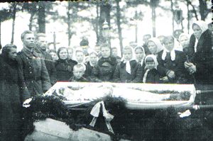Marytės Dubosaitės laidotuvės. Kruonio kapinėse. 1944-05-02