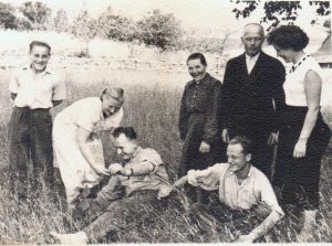 Iš dešinės į kairę: stovi Filomena, Vladas ir Emilija Suchockai, sėdi sūnus Jonas Suchockas, Henrikas Rudalevičius, stovi Alina Rudalevičienė ir dėdės Aleksandro sūnus Česlovas