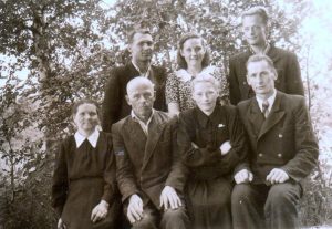 Iš kairės į dešinę: sėdi Emilija ir Vladas Suchockai, dukra Ona su vyru Pranu Vaicekausku, stovi Algirdas ir Filomena Berūkščiai, Jonas Suchockas