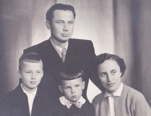 Mykolas ir Irena Valiušiai su sūnumis Rimvydu ir Viktoru