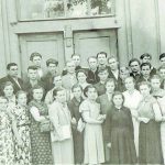 Justinas ir Aldona Vievyje su kolegomis bei Darbininkų ir jaunimo mokyklos mokiniais apie 1955 metus