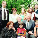 Rinkevičių šeima 1999 metais: sėdi Aldona ir Justinas Rinkevičiai. Stovi iš kairės: sūnus Gintaras, jo žmona Tatjana, anūkė Rūta, dukra Eglė su vyru Gyčiu, sėdi dukra Meilė su Justino proanūke Auguste ir anūkė Emilija Žukauskaitė