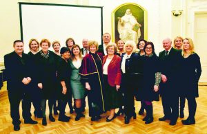 Silvai Lengvinienei (centre), kaip ir jos vaikų seneliui Romualdui Lengvinui, suteiktas socialinių mokslų daktaro vardas. Ta proga ją sveikina artimieji ir giminės