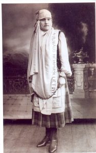 Bajoraitė Malvina Šimkauskaitė-Žeimantienė vaidinimo metu. Su užrašu „Vilniaus nepamiršk, lietuvi!“. 1926 metai