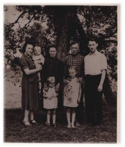 Su tėvais ir žmona Genovefa, dukromis Marija ir Viktorija, ant žmonos rankų – sūnus Edvardas