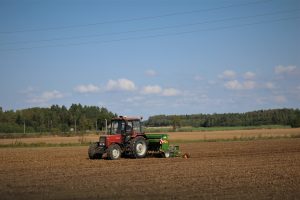 Kol vieni ūkininkai laukia paraiškų vertinimo rezultatų, kiti, teikę dokumentus ankstesniuoju paraiškų priėmimo etapu, jau džiaugiasi paramos teikiama nauda