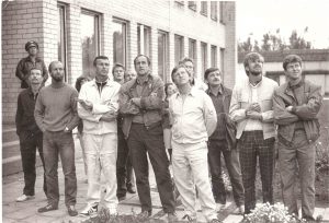 Vilniaus Dariaus ir Girėno aeroklubo nariai stebi varžybas, 1983 m. Alvydas Šumskas - trečias iš dešinės