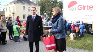 Ministras šūsnį atšvaitų įteikė Vievio pašto viršininkei Linai Kaminskienei