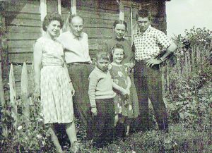 Stambrauskų šeima (pirmoje eilėje) – anūkas Romas (Valerijos sūnus) ir dukra Asta, (antroje eilėje) dukra Valerija, tėvas Kazimieras, mama Bronislava, brolis Viktoras