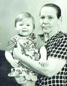 Bronislava Stambrauskienė su anūke Inesa