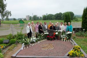 7-oji Semeliškių vidurinės mokyklos mokinių laida 2011 m., praėjus 50 metų po mokyklos baigimo, prie klasės auklėtojo P. Vaičiulio kapo Elektrėnuose (antras iš kairės - R. K. Radžiūnas)