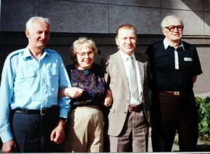 R. K. Radžiūnas su krikšto tėvu, Semeliškėse dirbusiu gydytoju Kazimieru Katiliumi ir jo žmona Zimkute Aldona, šios broliu 1992 m. 