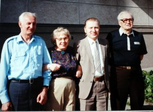 R. K. Radžiūnas su krikšto tėvu, Semeliškėse dirbusiu gydytoju Kazimieru Katiliumi ir jo žmona Zimkute Aldona, šios broliu 1992 m.