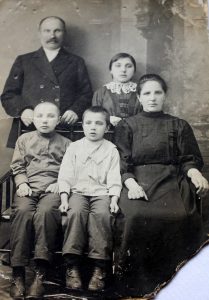 Radžiūnai su sūnumis Ignu ir Alfonsu bei dukra, kuri anksti mirė, prieš pasitraukiant į Petrogradą