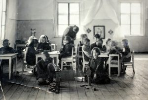 Semeliškių vaikų darželyje, kurį lankė Algimantas Aleksandras Radžiūnas apie 1939 m.