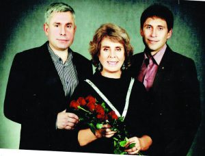 Emilija Pakrosnienė su sūnumis – Valdu (kairėje) ir Ryčiu( dešinėje)