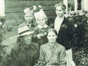 1960 m. Semeliškėse prie savo namo. Stasys Lapinskas su žmona Stefanija, dukra Genė ir sūnus Juozas, tarp jų - anūkė, Broniaus dukra Romantė