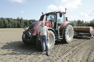 Naujausias įmonės „Baltuonių kalakutų ūkis“ pirkinys pasinaudojus europine parama – traktorius „Valmet“. Juo dirba samdytas žmogus, tačiau, reikalui esant, prie vairo prisėda ir pats Vladas Baltuonis