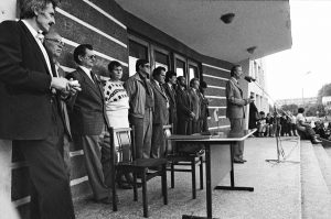 Sąjūdžio mitingas Elektrėnuose 1988 m. Aleksandras Klumbys stovi penktas iš kairės