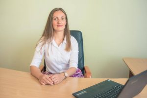 Justina Šimanauskaitė pastebi, kad priklausomų asmenų artimiesiems labai svarbu tinkamai reaguoti į šią problemą, paskatinti sergantįjį ieškoti išeities