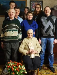 Ramanauskų šeima: mama Antanina Ramanauskienė (sėdi pirmoje eilėje), tėvas Stanislovas Ramanauskas, duktė Ramutė, sūnus Rimtautas (antroje eilėje iš kairės), anūkas Rimvydas, žentas Aleksandras, anūkės: Enrika ir Ingrida