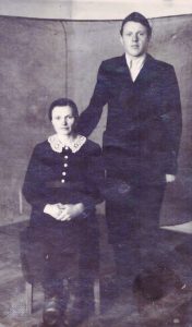 Marijona susitiko su sūnumi Stanislovu po 6 m. nesimatymo. 1952 m. Altajaus kraštas, Kolundos geležinkelio stotis