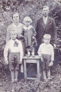 Marijona ir Konstantinas Ramanauskai su vaikais - Stanislovu, Verute ir Broniumi, 1938 m.