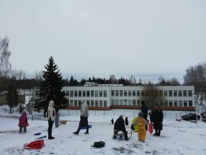 Vos pasnigus seno rūsio kalną apspinta vaikai ir tėveliai