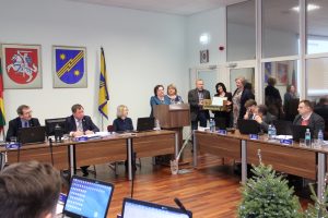 Mokyklų vadovai metų pabaigos proga dėkojo merui ir tarybai už nuolatinę paramą ir padovanojo rankų darbo saldų kompiuterį