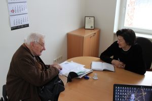 Reinoldas Bačianskas Seimo narei pasakojo apie ketinimą vaikus neatlygintinai mokyti žaisti šachmatais, tačiau mokslų pradžiai trukdo inventoriaus stygius