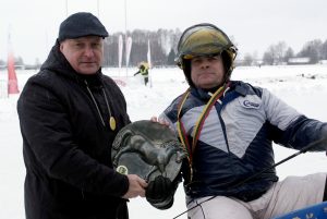 Zarasų rajono savivaldybės prizą Žydrūnui Vasilionkai įteikė Zarasų rajono savivaldybės meras Nikolajus Gusevas. Vasilijaus KUKONENKOS nuotrauka.