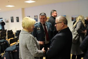 Seniūnai Loreta Karalevičienė ir Arūnas Kanapeckas pasinaudojo viena paskutinių progų pabendrauti su komisaru Andžej Grudinskij